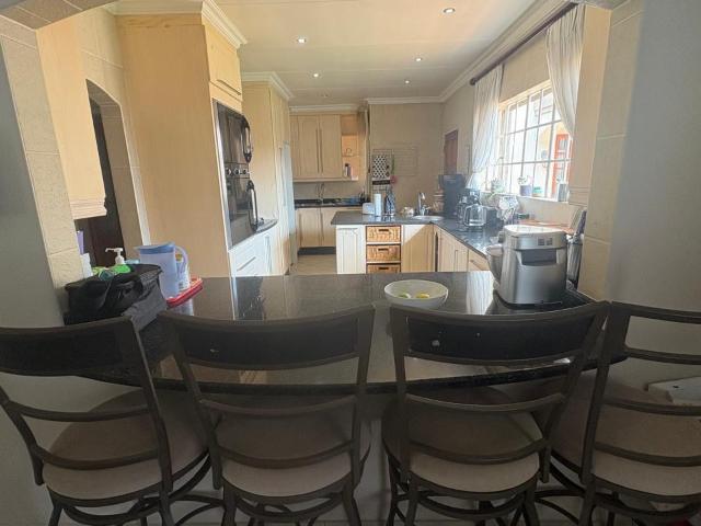 4 Bedroom House For Sale in Farrarmere