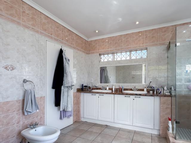 4 Bedroom House For Sale in Ferndale