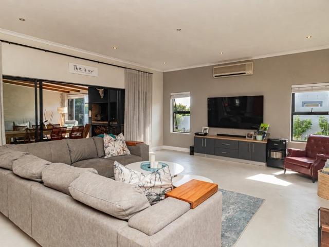 4 Bedroom House For Sale in Fernwood