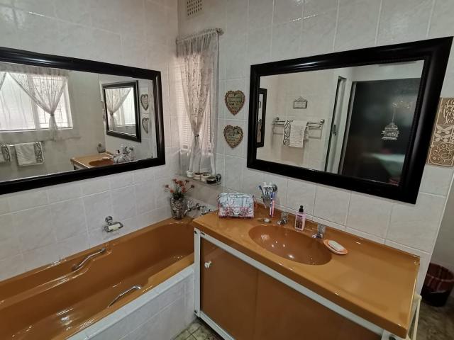 4 Bedroom House For Sale in Flora Gardens