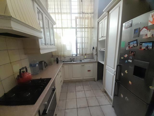 4 Bedroom House For Sale in Floracliffe