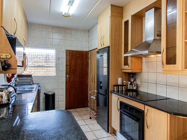 4 Bedroom House For Sale in Florida Glen