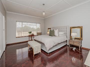 4 Bedroom House For Sale in Florida Hills