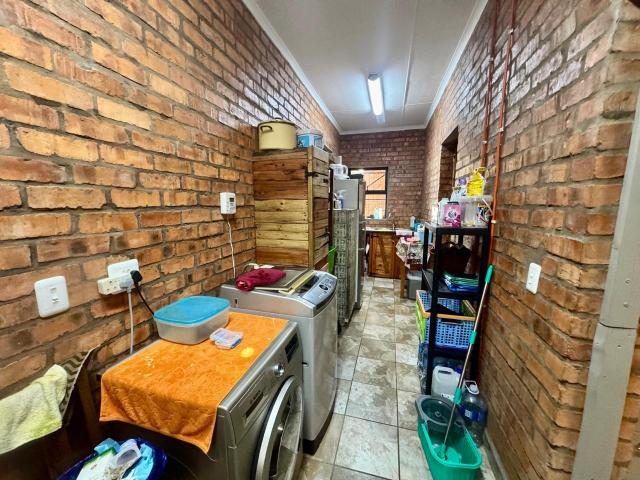 4 Bedroom House For Sale in Fraaiuitsig