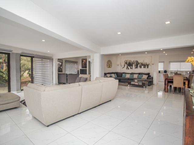 4 Bedroom House For Sale in Kosmos Ridge