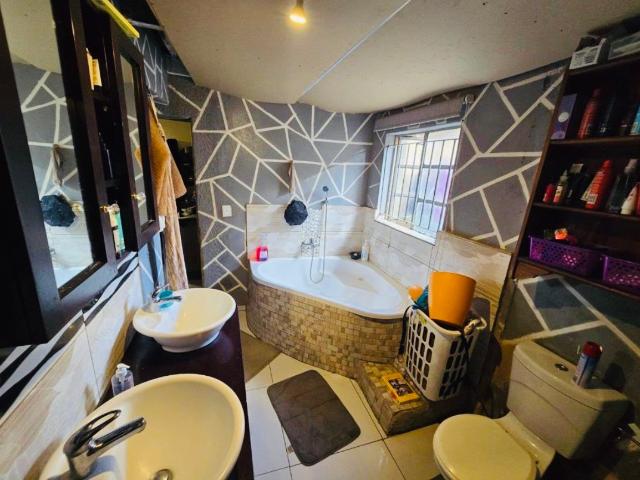 4 Bedroom House For Sale in Kempton Park West