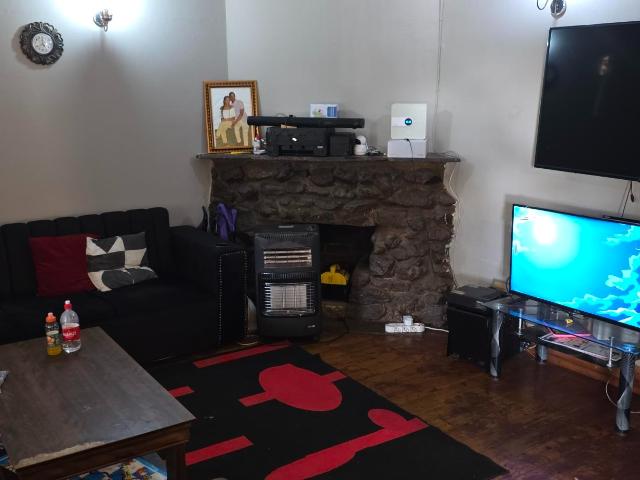 4 Bedroom House For Sale in Kensington