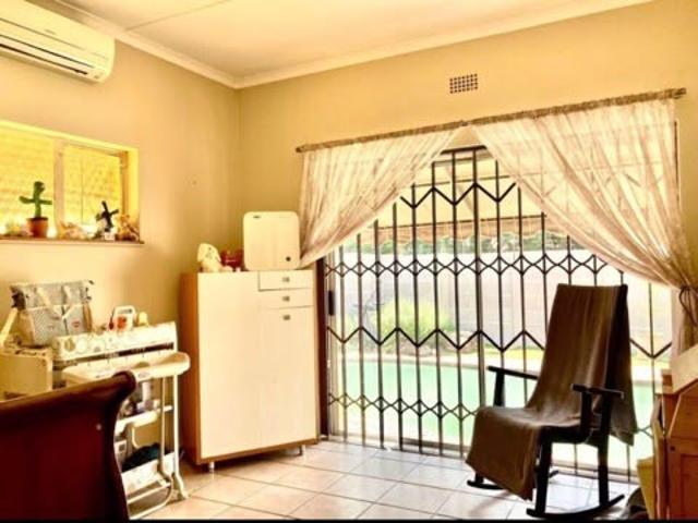 4 Bedroom House For Sale in Kensington
