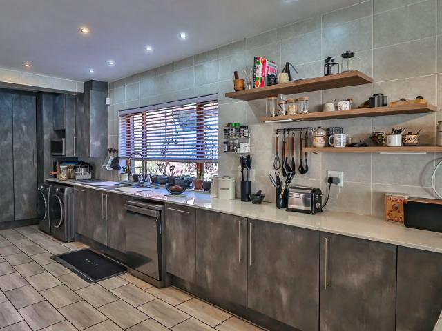 4 Bedroom House For Sale in Kensington