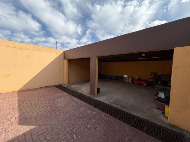 4 Bedroom House For Sale in Kensington
