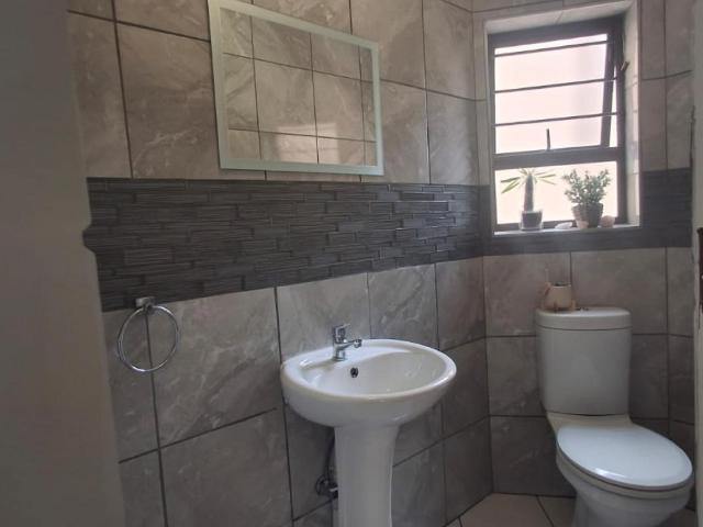 4 Bedroom House For Sale in Kloofendal