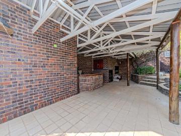 4 Bedroom House For Sale in Kloofendal