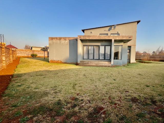 4 Bedroom House For Sale in Krugersrus
