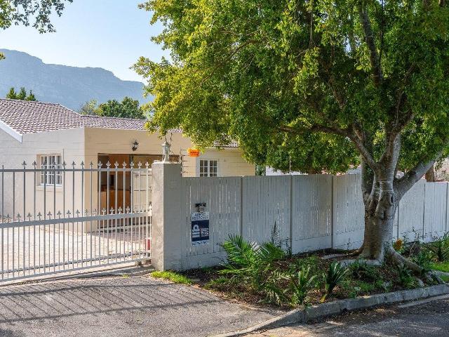 4 Bedroom House For Sale in Hout Bay Central