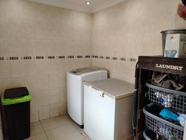 4 Bedroom House For Sale in Horison Park