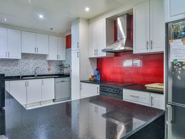 4 Bedroom House For Sale in Hayfields