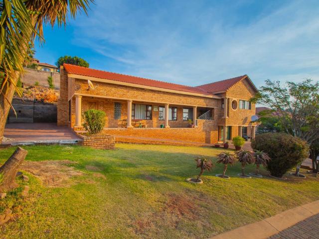 4 Bedroom House For Sale in Heuningklip