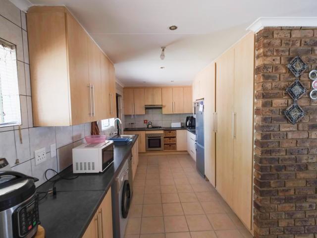 4 Bedroom House For Sale in Heuweloord