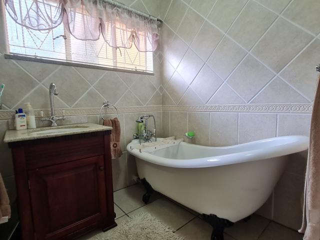 4 Bedroom House For Sale in Heidelberg Ext 5