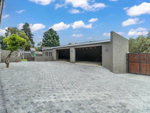 4 Bedroom House For Sale in Helderkruin