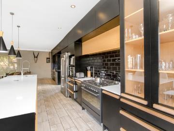 4 Bedroom House For Sale in Helderkruin