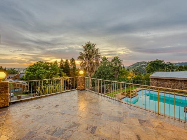 4 Bedroom House For Sale in Helderkruin View