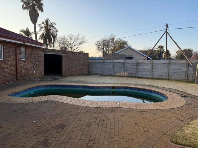 4 Bedroom House For Sale in Helikon Park
