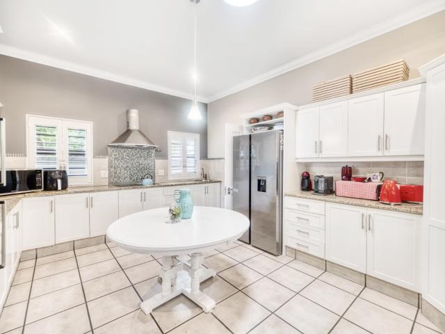 4 Bedroom House For Sale in Hermanus Heights