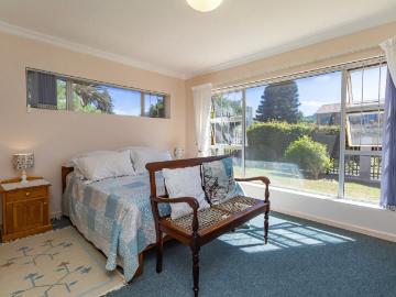 4 Bedroom House For Sale in Hersham