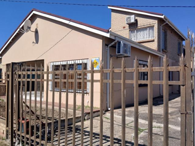 4 Bedroom House For Sale in Hillside