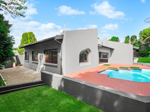 4 Bedroom House For Sale in Hurlingham Manor