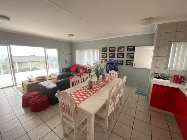 4 Bedroom House For Sale in Jongensfontein