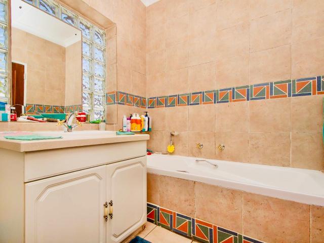 4 Bedroom House For Sale in Jacanlee