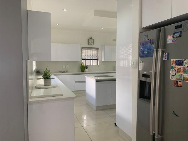4 Bedroom House For Sale in Oos Einde