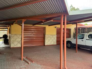 4 Bedroom House For Sale in Oos Einde