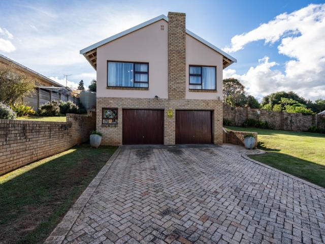 4 Bedroom House For Sale in Oatlands North