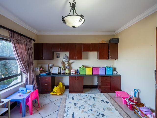 4 Bedroom House For Sale in Oatlands North