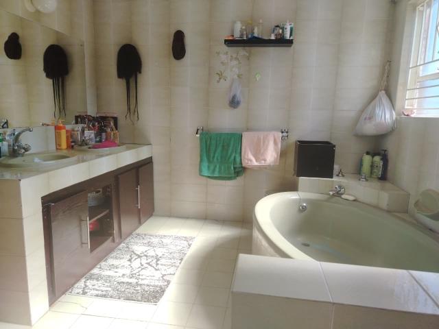 4 Bedroom House For Sale in Oakdene