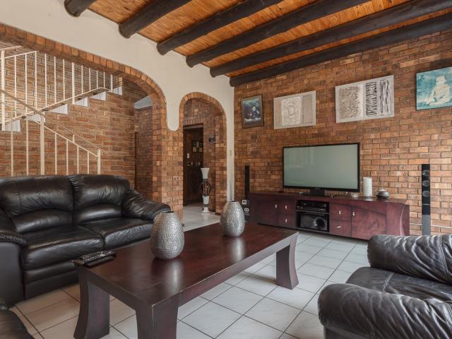4 Bedroom House For Sale in Oakdene