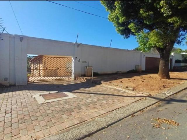 4 Bedroom House For Sale in Oakdene