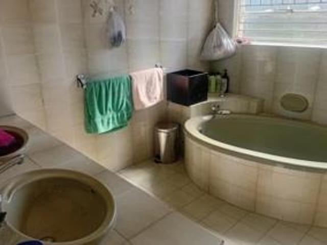 4 Bedroom House For Sale in Oakdene