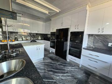 4 Bedroom House For Sale in Ohenimuri