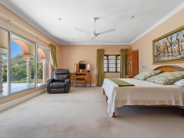 4 Bedroom House For Sale in Oranjezicht