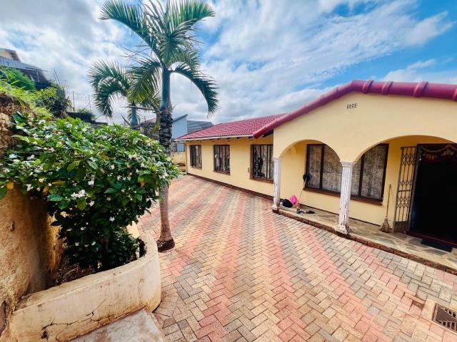 4 Bedroom House For Sale in Lotus Park