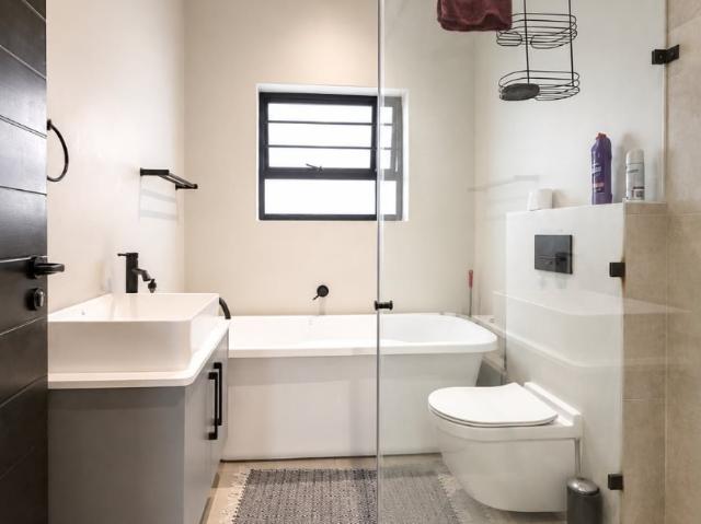4 Bedroom House For Sale in Lovemore Park