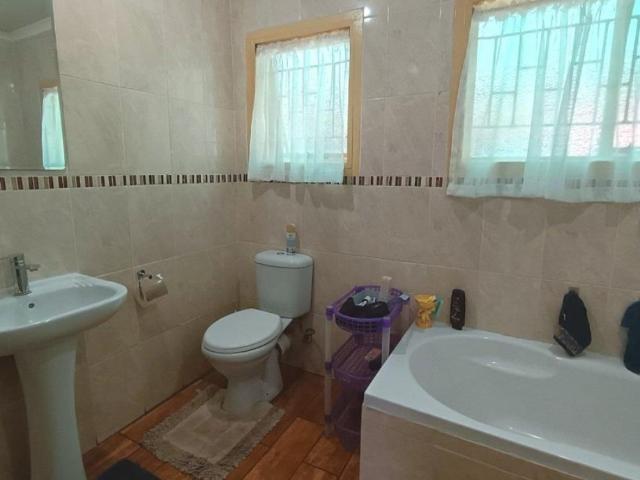 4 Bedroom House For Sale in Lodeyko