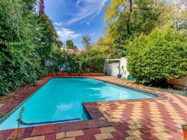4 Bedroom House For Sale in Lombardy East