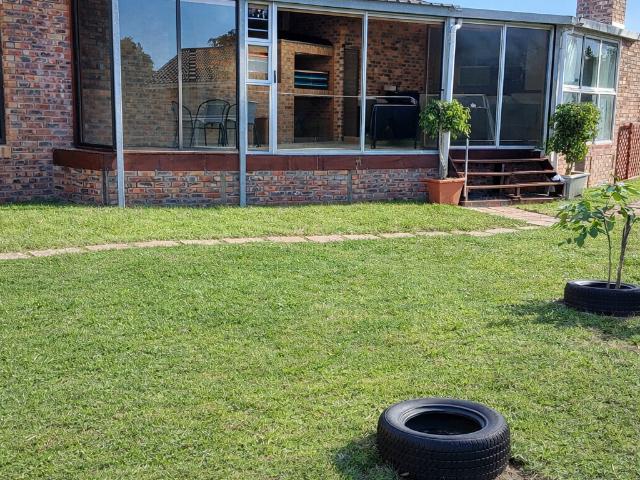 4 Bedroom House For Sale in Lorraine