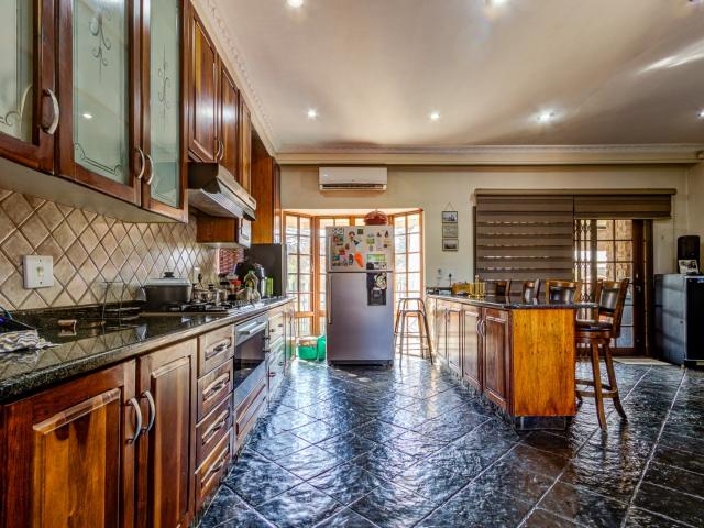 4 Bedroom House For Sale in Lakefield