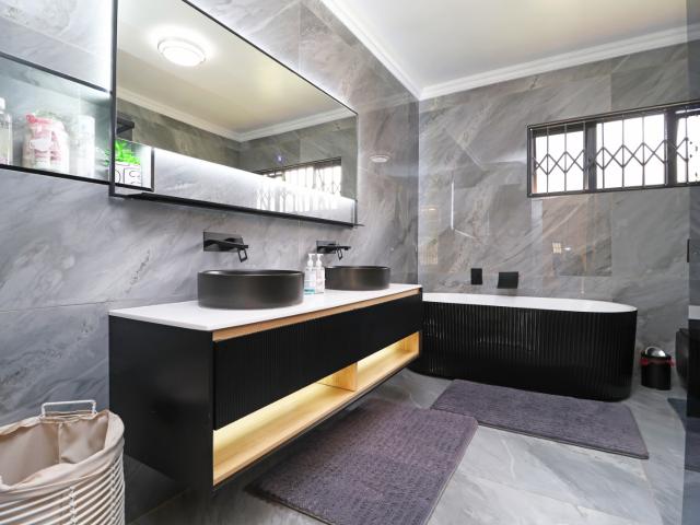 4 Bedroom House For Sale in Lambton